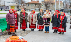 Традиционният ритуал „Бабуване“ беше пресъздаден в Царево по повод Бабинден