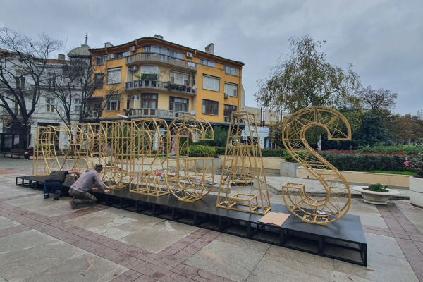 Бургас посреща празниците с нов светещ надпис на централния площад