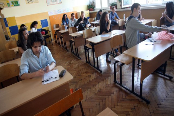 Седмокласници и десетокласници се явяват на изпит по математика 