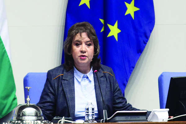 Киселова върна референдума срещу еврото на Радев, няма да се гледа в НС