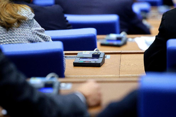 Парламентът обсъжда оставката на Петков и вот на недоверие към кабинета