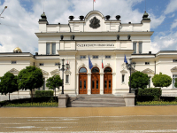 Петият вот на недоверие към правителството влиза в парламента