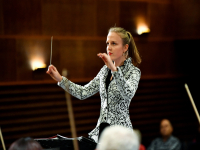 Енергията на тишината: разговор с диригентката Калина Василева