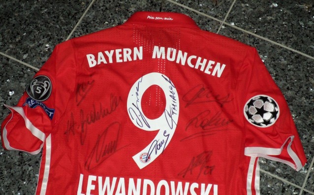 Ценни спортни артикули за благотворителния търг на Дарик