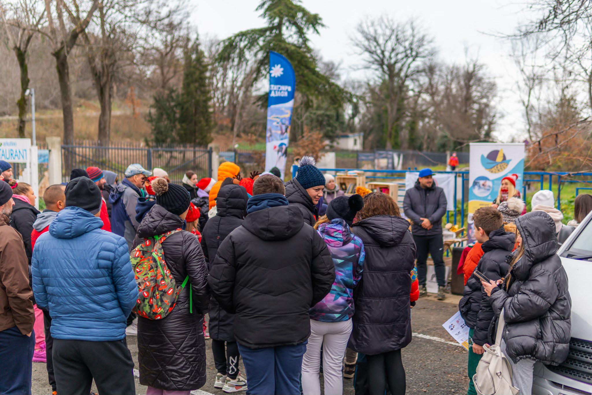 Доброволци в коледни костюми почистиха плажа на Аркутино 