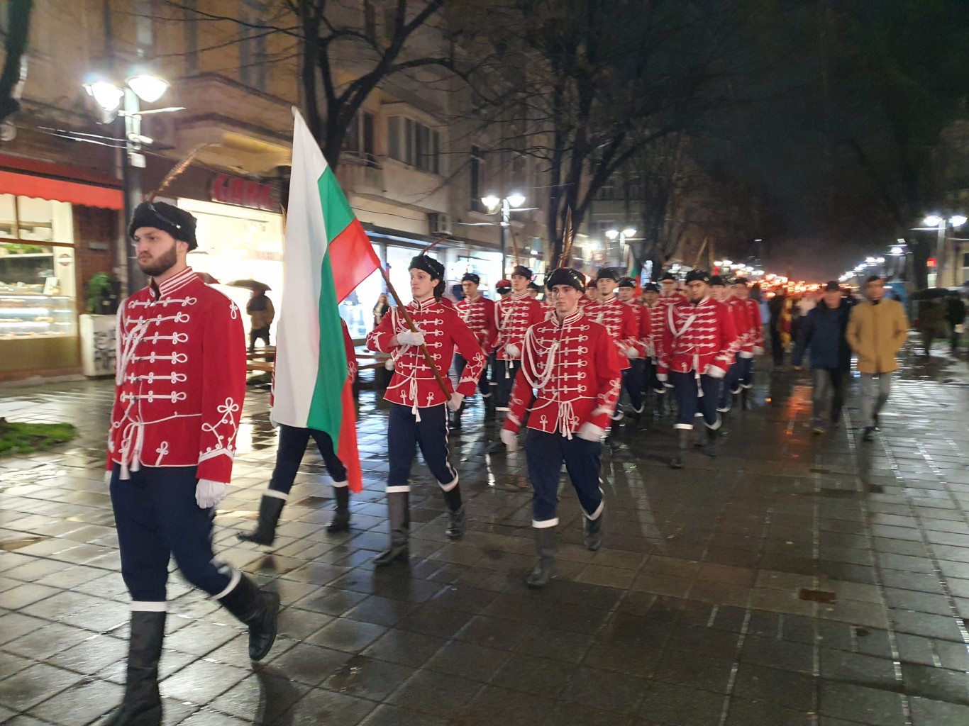 Мащабно факелно шествие събра стотици ученици в памет на Апостола на свободата