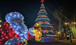 Поморие пали коледните светлини с концерт на Вениамин в центъра на морското градче