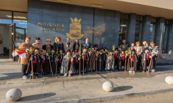 Коледни благословии огласиха сградата на община Царево