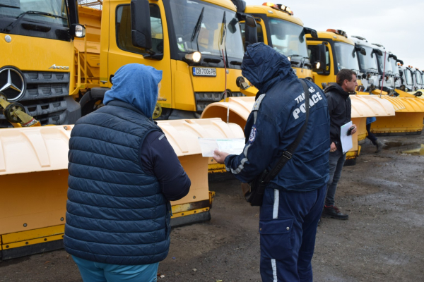Фирмите за зимна поддръжка на пътищата в Бургас са готови да работят при снеговалеж