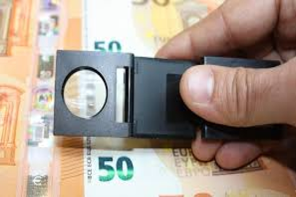 Рязък скок на фалшивите евробанкноти: Как да ги разпознаем? 