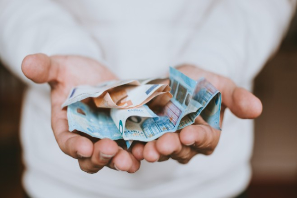 От днес се вдигат минималната работна заплата и линията на бедност