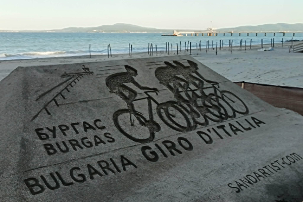 Пясъчна скулптура „Giro d’Italia“ изгря на плажа в Бургас