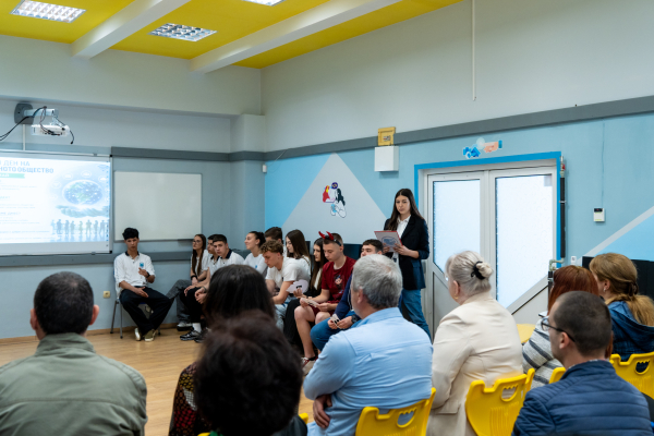 Дигитална етика в действие: Бинарен урок се проведе в STEM кабинета в училището в Царево