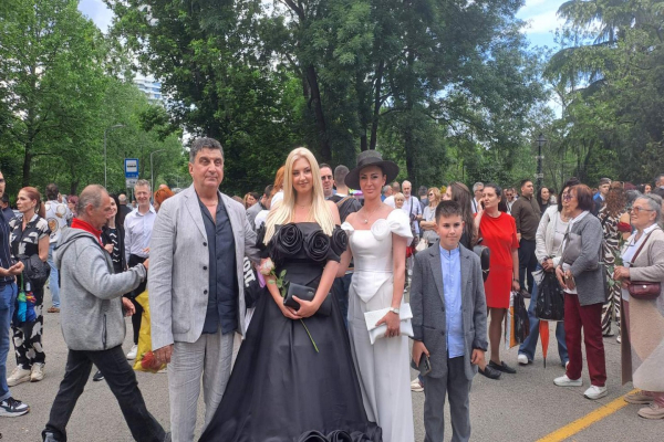 С автобуса на „Черноморец“ към бала: Росимира и нейният клас отпразнуваха завършването си