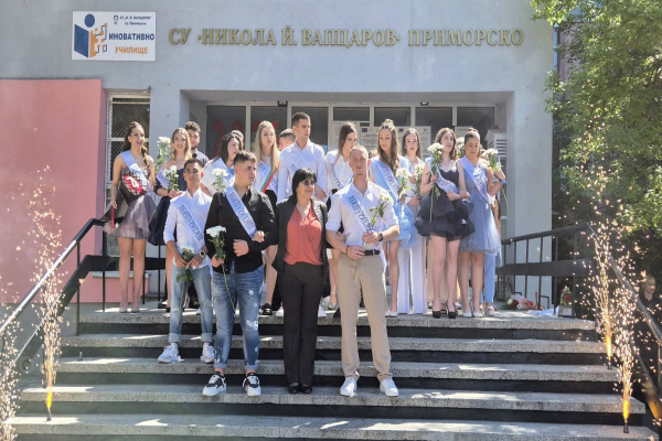 Символично зрелостниците в Приморско предадоха 