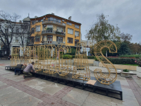 Бургас посреща празниците с нов светещ надпис на централния площад