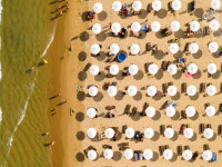 Уругвайски и бразилски учени: Половината плажове ще изчезнат до края на века