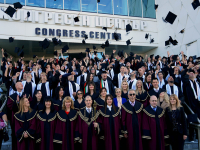 Абсолвенти получиха дипломите си от университет 