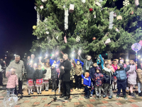 Коледно-новогодишните празници в Камено започнаха с тържествено запалване на светлините на елхата