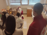 Дядо Коледа донесе подаръци на най-малките пациенти на УМБАЛ-Бургас и държа бебе за първи път 