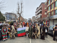 Кукери изпълват улиците на Приморско: древната традиция оживя и тази година