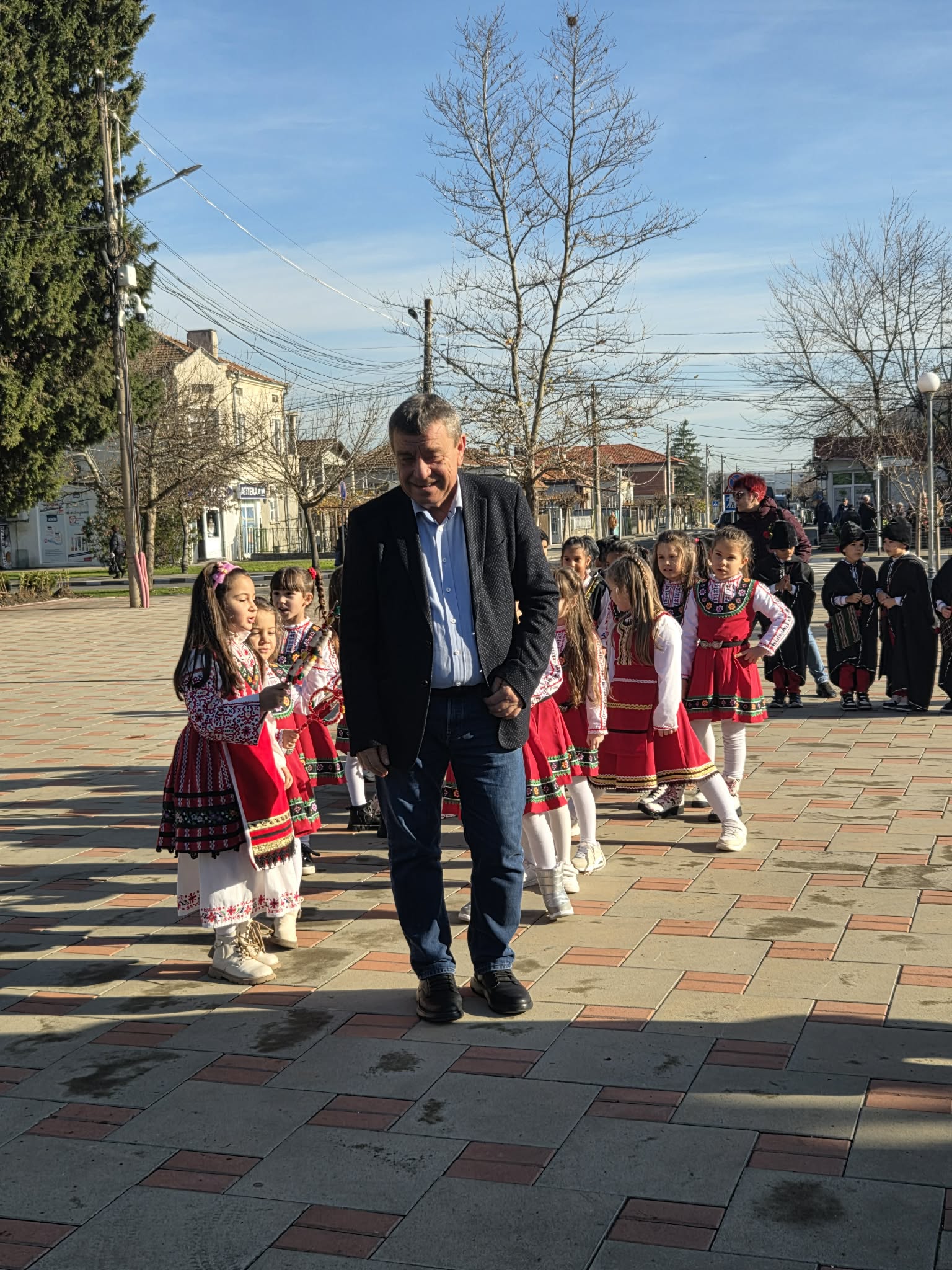 Деца от ДГ „Слънце“ с коледни наричания в Камено