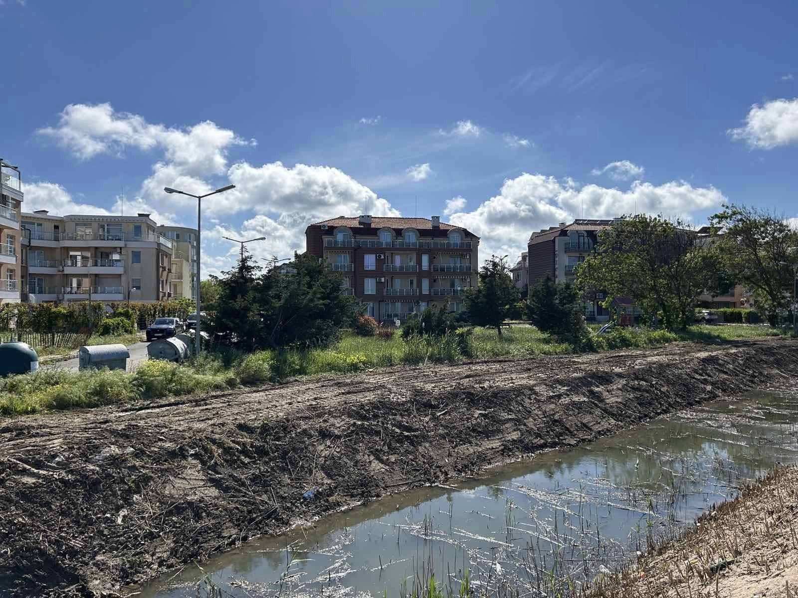 В Царево почистват превантивно речни корита и дерета 