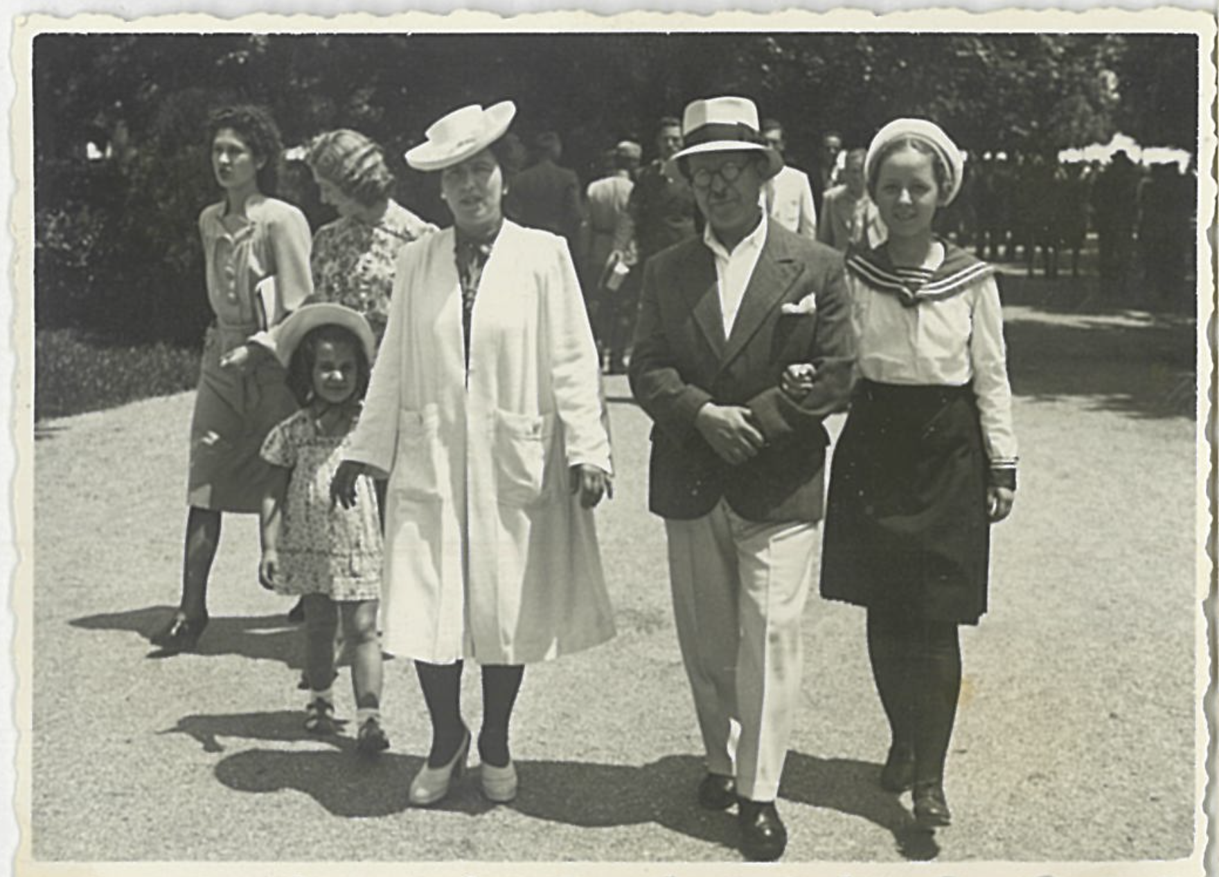 Генчо Митев със съпругата и двете си дъщери на разходка в Приморската градина в Бургас, семеен архив