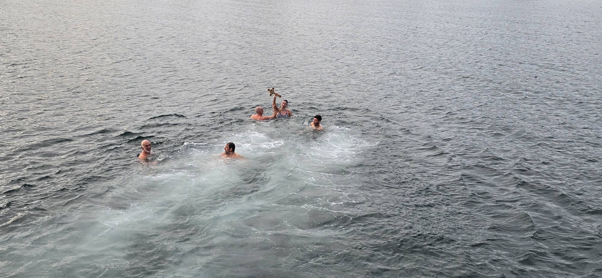 14 смелчаци скачаха за Светия кръст в морето в Царево, жена извади светинята в Ахтопол