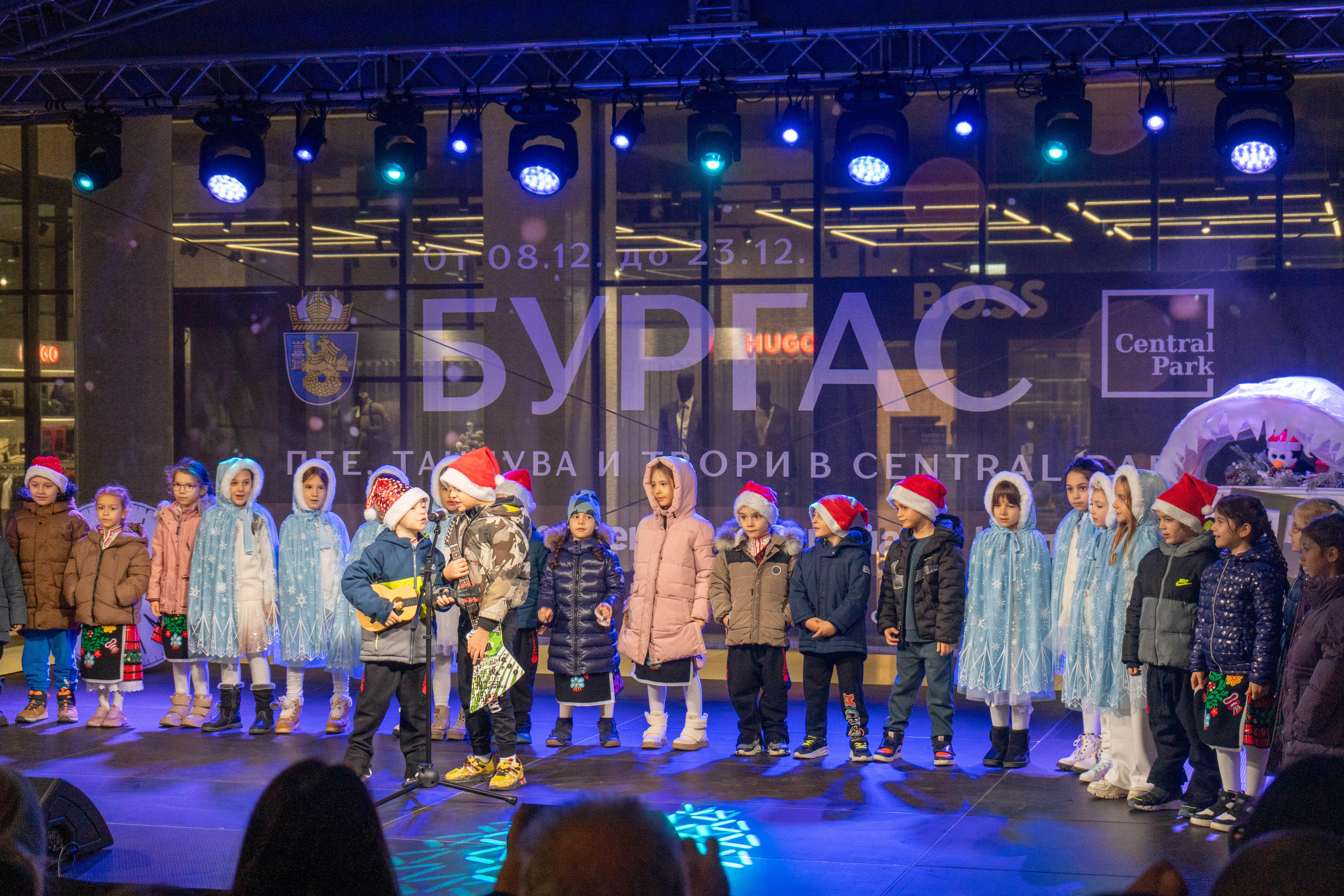 Бургас откри втора Коледна сцена – празнични концерти, танци и детски работилници в комплекс Central Park до 23 декември