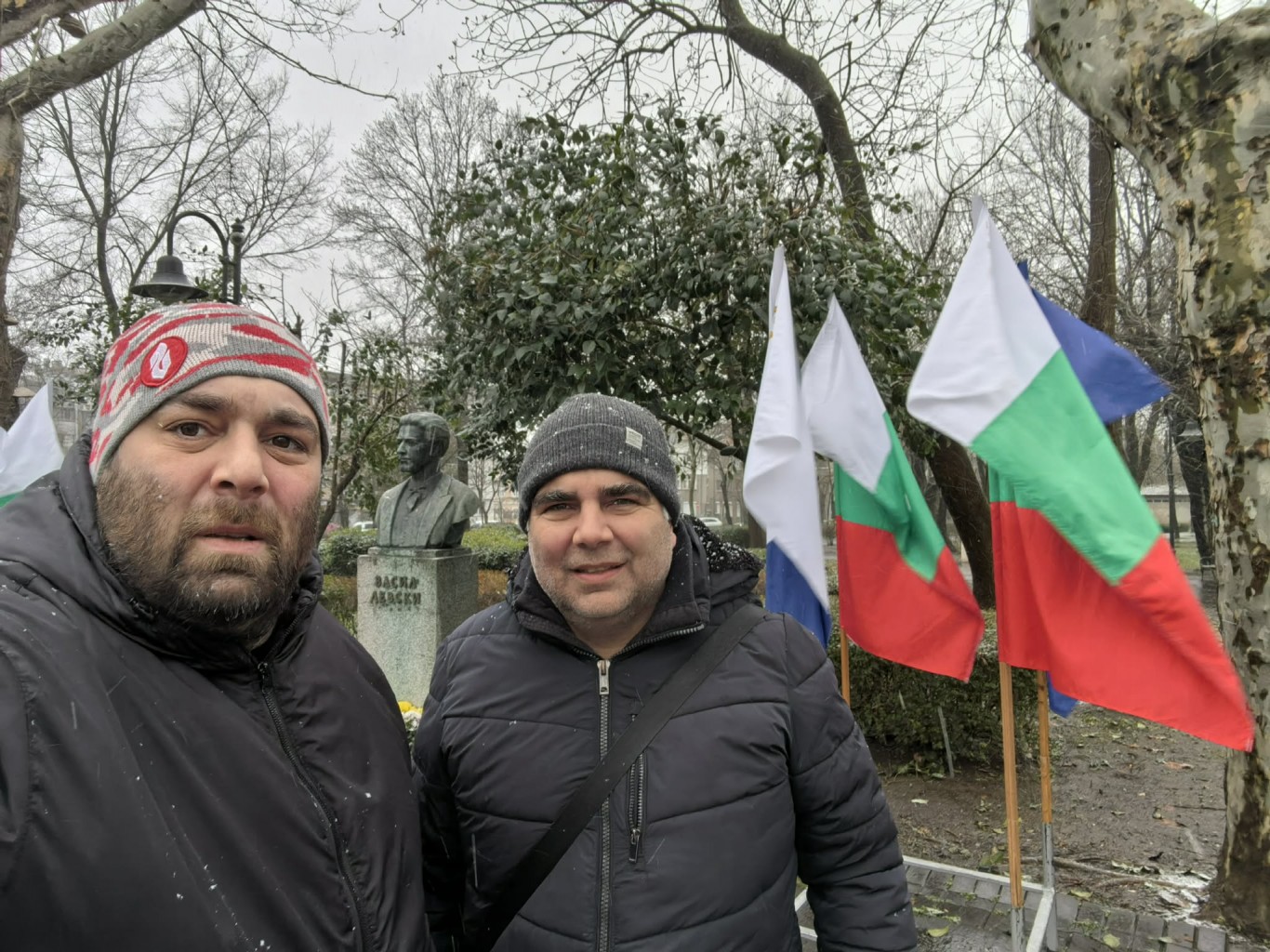 Братя Дадурян отново почистиха паметника на Васил Левски в Морската градина 