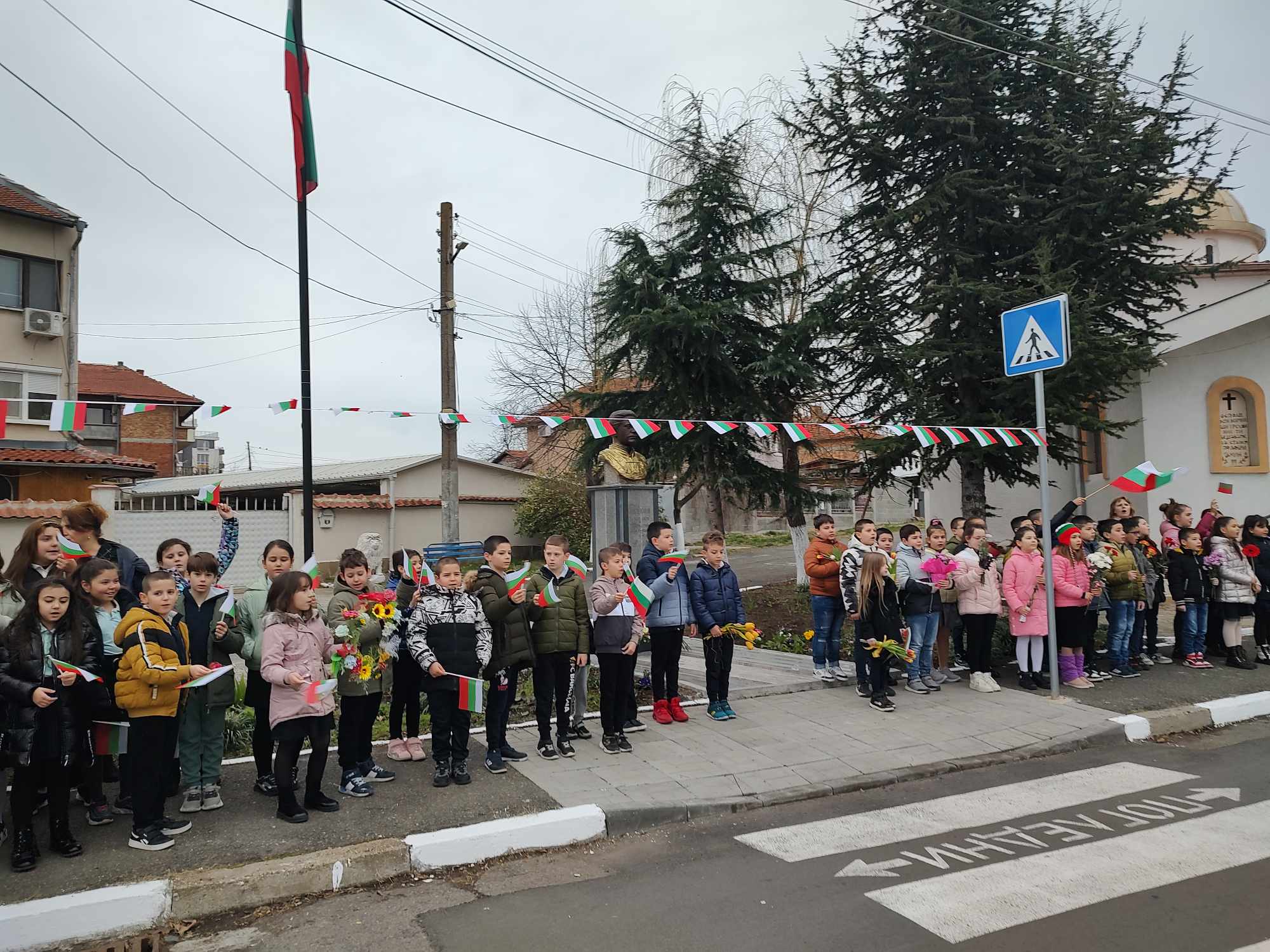 С урок на открито ученици почетоха паметта на Апостола