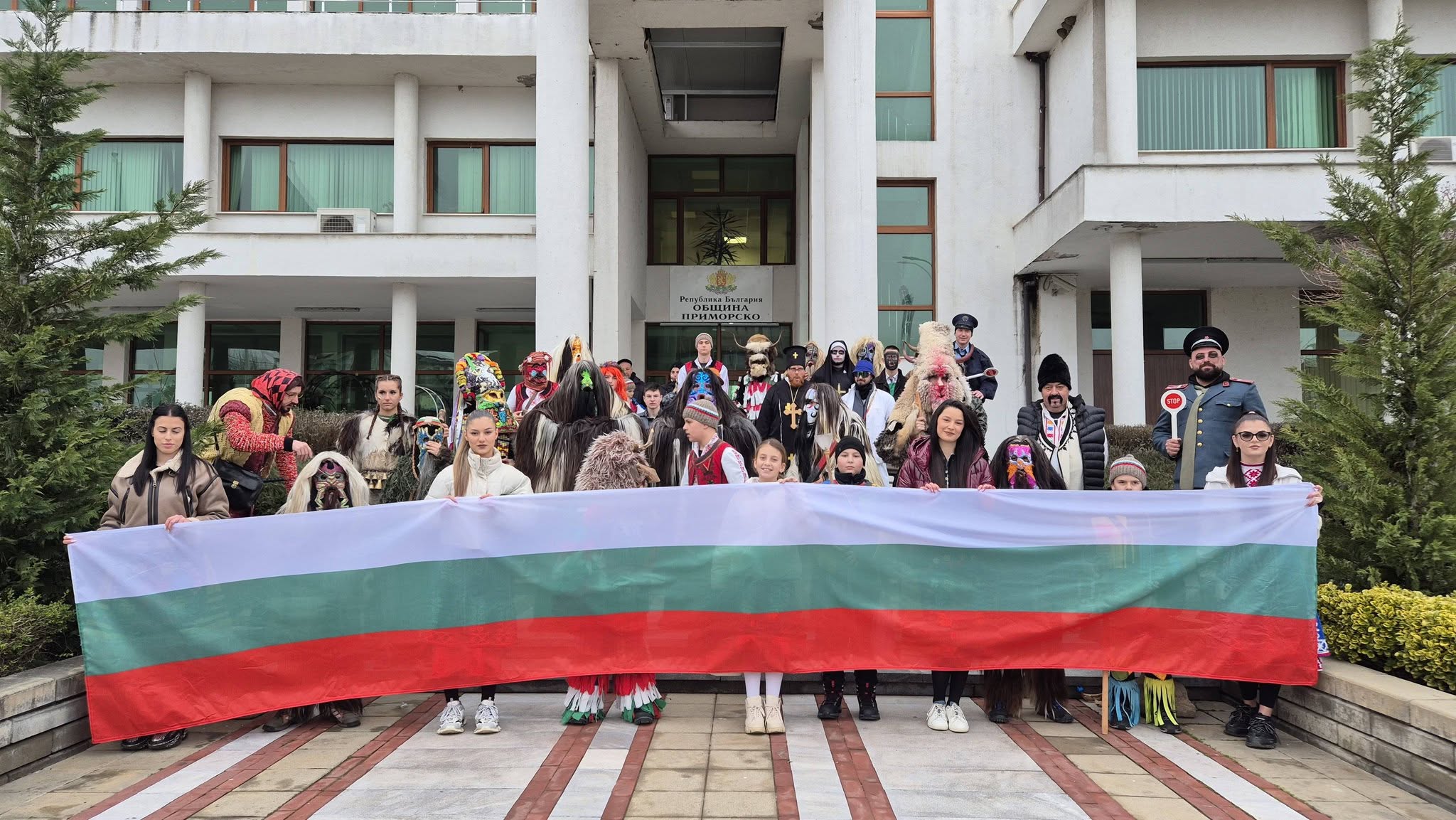 Кукери изпълват улиците на Приморско: древната традиция оживя и тази година